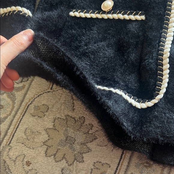 Elegant Black and White Thick Cardigan - Picture 6 of 9